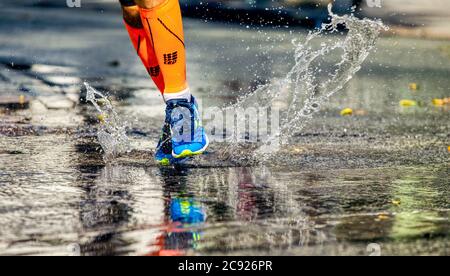 Ekaterinbourg, Russie - 7 août 2016: Jambes homme coureur en chaussettes de compression CEP en Europe-Asie Marathon Banque D'Images