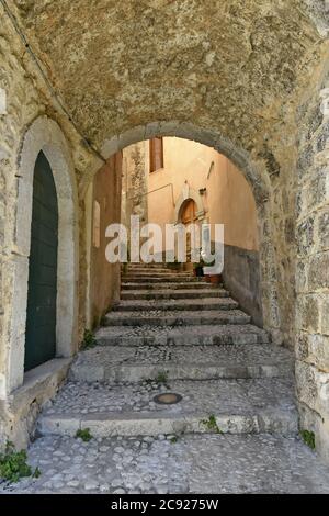 Une rue étroite à San Donato Val di Comino, une vieille ville de la province de Frosinone. Banque D'Images