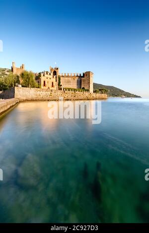 Le château Scaliger de Torri del Benaco surplombe le lac de Garde. Province de Vérone, Vénétie, Italie, Europe. Banque D'Images