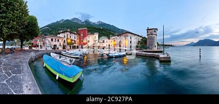 Bateaux amarrés au port pittoresque de Cassone. Malcesine, Lac de Garde, province de Vérone, Vénétie, Italie, Europe. Banque D'Images