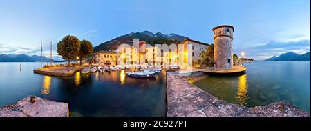 Bateaux amarrés au port pittoresque de Cassone. Malcesine, Lac de Garde, province de Vérone, Vénétie, Italie, Europe. Banque D'Images