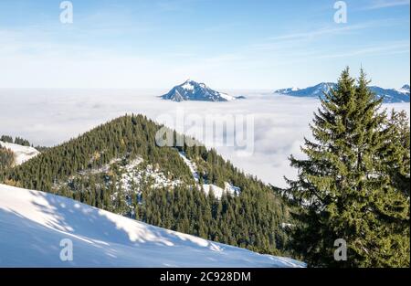 Vue incroyable de Snow Mountain à Snowy Mountain Range au-dessus de la couche de nuages brumeux d'inversion. Au-dessus des nuages sur Rangiswangerhorn, Allgau, Bavière Banque D'Images