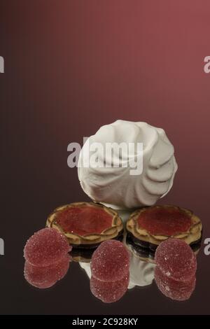 Assortiment de gâteaux au chocolat, confiture, confiture, confiture, purée, guimauves sur un plateau Banque D'Images