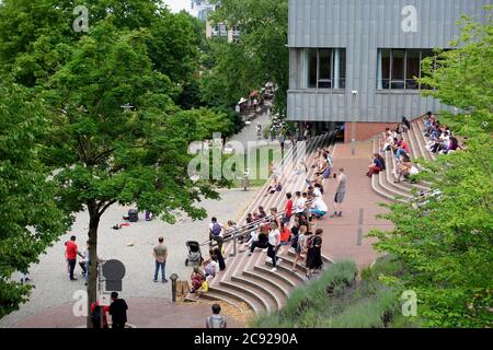 COLOGNE, ALLEMAGNE - 27 juin 2020: Personnes assises sur des marches dans la vieille ville de Cologne. L'escalier mène au Rhin. Le musée Ludwig est à Banque D'Images