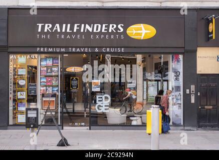 Londres, Royaume-Uni. 28 juillet 2020. Londres reste généralement calme alors que le confinement pandémique se réduit, avec peu de signes de touristes. Un magasin de voyage à High Street Kensington - l'industrie des voyages et des croisières actuellement durement touchée par la pandémie mondiale de coronavirus qui montre une nouvelle tendance à la hausse dans de nombreux pays de destination de vacances. Crédit: Malcolm Park/Alay Live News. Banque D'Images