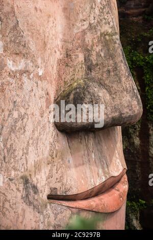 Gros plan du nez et des lèvres du Bouddha géant de Leshan, une statue en pierre de 71 mètres de haut construite entre 713 et 803 pendant la dynastie Tang. Situé Banque D'Images