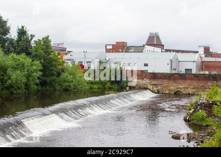 7 juillet 2020 le déversoir sur la rivière Don à Furnival Road, dans le centre-ville de Sheffield, en Angleterre. Banque D'Images