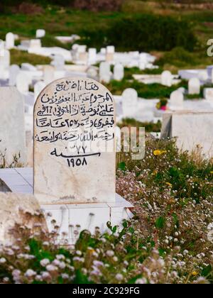 Gros plan de pierre tombale gravée en arabe dans un cimetière, Mahdia, Tunisie Banque D'Images
