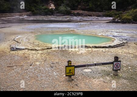 Des panneaux d'avertissement indiquant la température élevée de l'eau à la piscine Oyster, dans le pays des merveilles thermales de Wai-O-Tapu, à Rotorua, en Nouvelle-Zélande. Banque D'Images