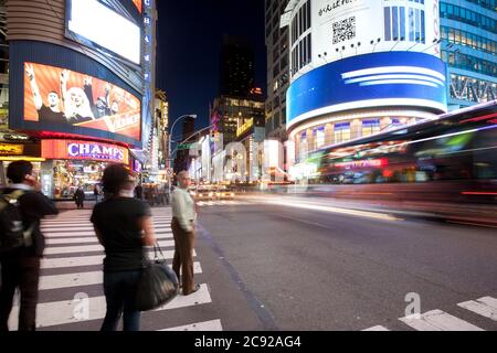 Times Square, New York City, NY, États-Unis - vue de Times Square au 42 Street et 7e avenue la nuit. Banque D'Images