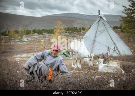 tsaatan homme avec ses cerfs dans la nature du nord de la Mongolie Banque D'Images