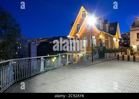 Valparaiso, Chili - l'architecture traditionnelle d'un restaurant sur les collines de Valparaiso. Banque D'Images