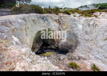 Grotte de Sulful à Wai-O-Tapu, pays des merveilles thermales, Rotorua, Nouvelle-Zélande. Banque D'Images
