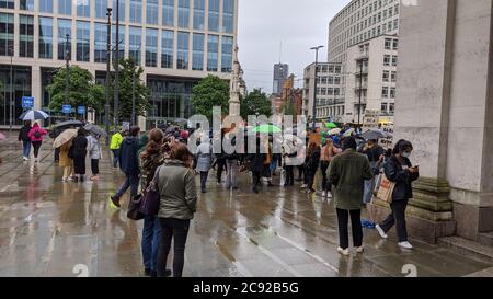 MANCHESTER, ROYAUME-UNI - 04 juillet 2020 : un groupe de personnes se prépare à commencer la Marche de la vie des Noirs dans un Manchester humide et froid Banque D'Images