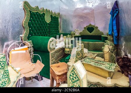 Sélection de meubles en bois sur un marché marocain traditionnel de Fès, Maroc. Banque D'Images