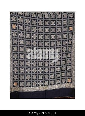 Châle pashmina fait à la main avec une broderie délicate sur le marché de l'artisanat extérieur à Katmandou, au Népal. Souvenirs asiatiques faits à la main fabriqués à l'artisanat local. Banque D'Images