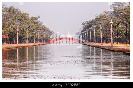 Lieu de naissance du Bouddha Gautam où les touristes dans un bateau à moteur sur le canal du temple de Mayadevi à Lumbini, Népal Banque D'Images