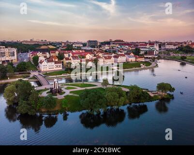 Vue panoramique aérienne du centre historique au coucher du soleil à Minsk, Biélorussie. Banque D'Images