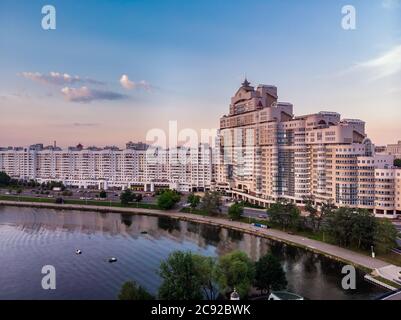 Vue panoramique aérienne du centre historique au coucher du soleil à Minsk, Biélorussie. Banque D'Images