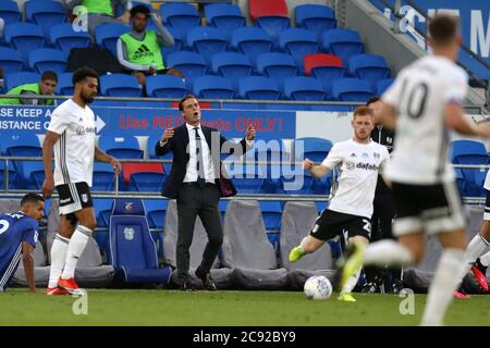 Cardiff, Royaume-Uni. 27 juillet 2020. Scott Parker, entraîneur-chef/directeur de Fulham FC gestes sur la ligne de contact. EFL Skybet championnat de la demi-finale, 1er match de jambe, Cardiff City v Fulham au Cardiff City Stadium à Cardiff le lundi 27 juillet 2020. Cette image ne peut être utilisée qu'à des fins éditoriales. Usage éditorial uniquement, licence requise pour un usage commercial. Aucune utilisation dans les Paris, les jeux ou les publications d'un seul club/ligue/joueur. photo par Andrew Orchard/Andrew Orchard sports Photography/Alamy Live News crédit: Andrew Orchard sports Photography/Alamy Live News Banque D'Images