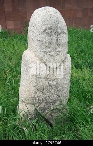 Balbal (pierres tombales turques), Musée historique national (ancien musée Lénine), place Ala-Too, Bichkek, Kirghizistan Banque D'Images