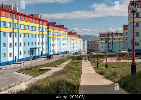 Maisons de vacances colorées, ville de Sibérie Tchoukotka Anadyr, Province, Extrême-Orient russe Banque D'Images