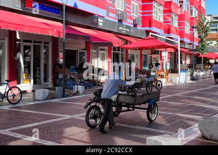 Maisons colorées près du nouveau Bazar, Tirana, Albanie Banque D'Images