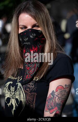 Londres, Royaume-Uni. 28 juillet 2020. Johnny Depp, fan de la High court, portant un masque et portant un tatouage "Johnny Depp Forever" sur son bras, attend l'arrivée de l'acteur hollywoodien, pour le 16 jour de son procès en diffamation contre les éditeurs du Soleil NGN. Crédit : Neil Atkinson/Alay Live News Banque D'Images