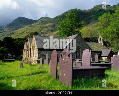 Eglise St Peris et crête de Llechog, Nant Peris, col de Llanberis, Snowdonia. Trois églises médiévales avec pierres à tête en ardoise C19th et tombes de poitrine. Banque D'Images