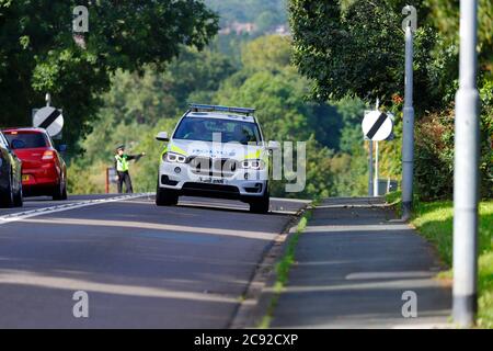 Une BMW X5 de police quittant la scène d'un accident sur Wakefield Road à Swillington. Banque D'Images