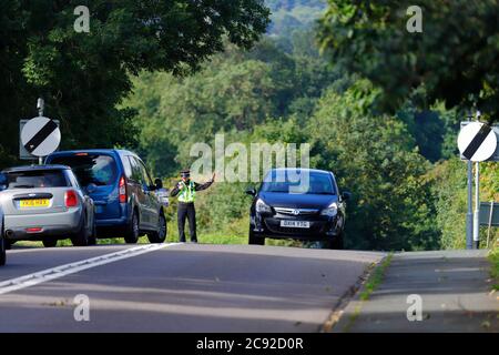 Un policier détourne la circulation de la scène d'un accident sur le chemin Wakefield à Swillington. Banque D'Images