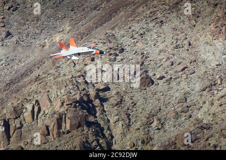 McDonnell Douglas F/A-18A Hornet du lac NAS China, volant à haute vitesse et à bas niveau à travers Rainbow Canyon, Californie, États-Unis. Banque D'Images