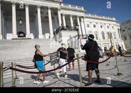 Les membres du public paient les respects au dossier à drapeau américain de feu le représentant John Lewis, au Front est du Capitole des États-Unis à Washington, D.C., aux États-Unis, le mardi 28 juillet 2020. Lewis, un chef de file des droits civils à vie, est décédé le 17 juillet à l'âge de 80 ans. Photo de Sarah Silbiger/UPI Banque D'Images