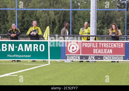 ECHT, PAYS-BAS - JUILLET 26: Les supporters de VVV Venlo vus pendant le match d'avant-saison EVV v VV Venlo le 26 juillet 2020 à Echt, pays-Bas. Banque D'Images