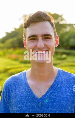 Young handsome man relaxing at the park Banque D'Images