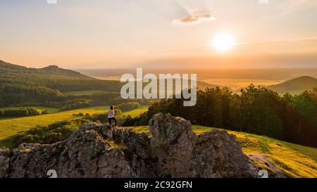 Femme touriste avec des cheveux bruns randonnée dans la nature au coucher du soleil Banque D'Images