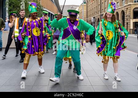 A Group of Street Dancers, London Bridge Station Area, Londres, Angleterre. Banque D'Images