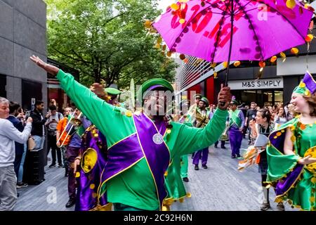 A Group of Street Dancers, London Bridge Station Area, Londres, Angleterre. Banque D'Images