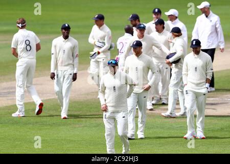 Joe Root (au centre) célèbre leur victoire après le cinquième jour du troisième Test à Emirates Old Trafford, Manchester. Banque D'Images