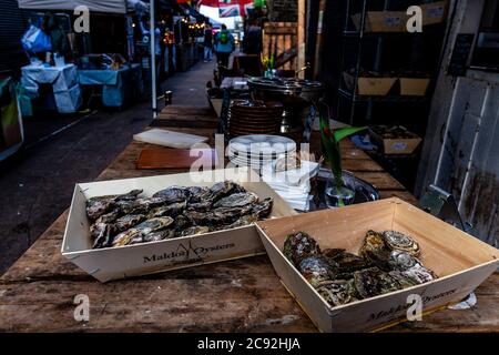 Huîtres fraîches à vendre au Maltby Street Market, Londres, Angleterre. Banque D'Images