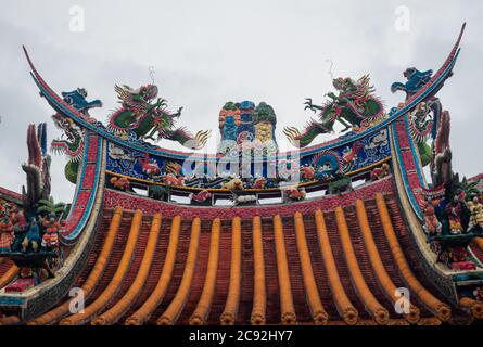 Orné sur le toit du temple à Taiwan, Beipu près de Hsinchu Banque D'Images