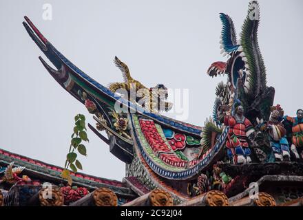 Orné sur le toit du temple à Taiwan, Beipu près de Hsinchu Banque D'Images