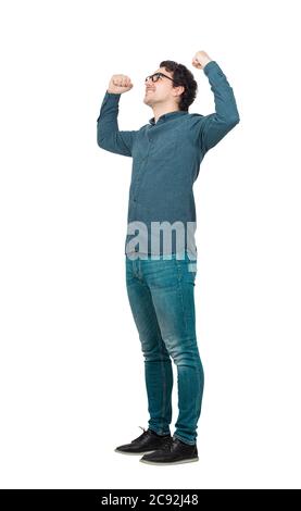 Un homme d'affaires plein de longueur et confiant qui fait preuve de force imagine une superpuissance. La personne montre sa force, expression positive du visage, isolée sur blanc. Personnel Banque D'Images