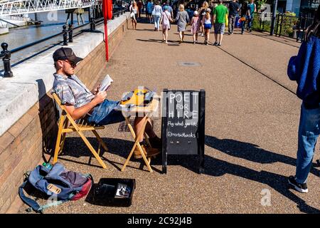 Un poète à louer, The Queen’s Walk, Londres, Angleterre. Banque D'Images