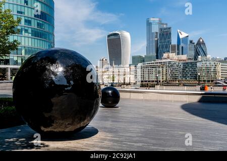 La City of London Skyline vue de The More London Development, Londres, Angleterre. Banque D'Images