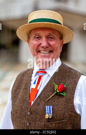 Le Maître de cérémonie au Festival annuel de récolte des PEarly Kings et Queens qui s'est tenu au Guildhall Yard, Londres, Angleterre. Banque D'Images