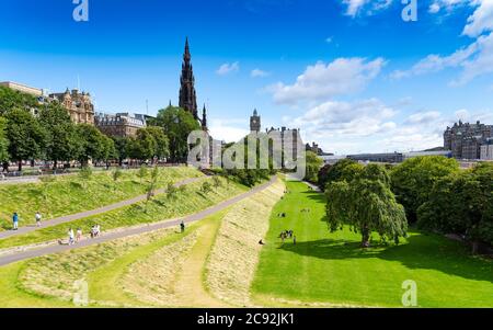 Edimbourg, Ecosse, Royaume-Uni. 28 juillet 2020. Les affaires et le tourisme reviennent lentement dans les boutiques et les rues du centre-ville d'Édimbourg. Le public revient profiter des jardins East Princes Street qui ont récemment rouvert après des travaux d'aménagement paysager et d'amélioration du drainage. Iain Masterton/Alay Live News Banque D'Images