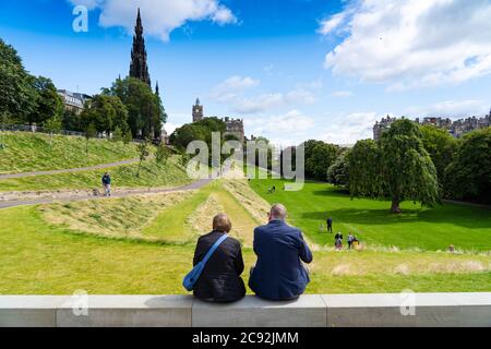 Edimbourg, Ecosse, Royaume-Uni. 28 juillet 2020. Les affaires et le tourisme reviennent lentement dans les boutiques et les rues du centre-ville d'Édimbourg. Le public revient profiter des jardins East Princes Street qui ont récemment rouvert après des travaux d'aménagement paysager et d'amélioration du drainage. Iain Masterton/Alay Live News Banque D'Images