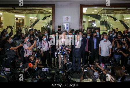 Kuala Lumpur, Kuala Lumpur, Malaisie. 28 juillet 2020. L'ancien Premier ministre de Malaisie, Najib Razak (Centre), s'adresse aux médias en dehors du complexe de la haute Cour de Kuala Lumpur. L'ancien Premier ministre Najib Razak a été condamné à 12 ans de prison et condamné à une amende de 210 millions de RM210 après avoir été reconnu coupable des sept accusations liées à l'appropriation illicite de 42 millions de RM42 de fonds SRC International. Crédit : Kepy/ZUMA Wire/Alay Live News Banque D'Images