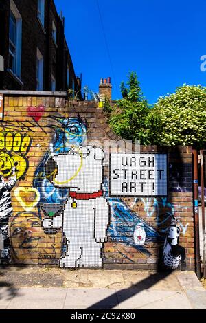 Mosaic of Brian Griffin de Family Guy tenant un verre martini, art de rue à Camden, Londres, Royaume-Uni Banque D'Images